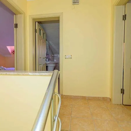 The Ultimate In An Ideal Location, 1004 וילה